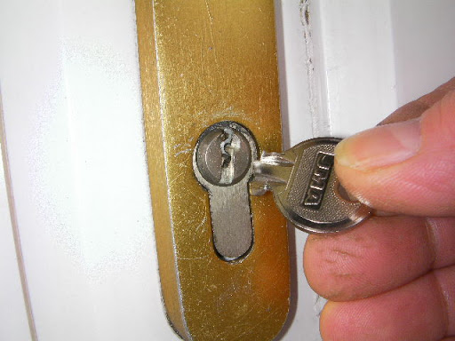 Chìa khóa cửa bị cong vênh
