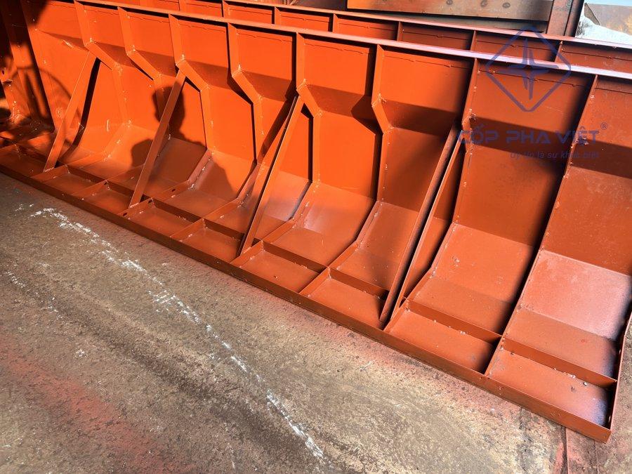 Hình ảnh tổng thể một hệ thống cốp pha dầm cầu đang được lắp đặt trên công trường, có thể nhìn rõ các thanh chống đỡ và ván khuôn