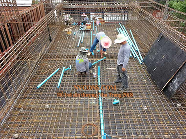 Những người thợ lành nghề tại Nvcons đang thực hiện công tác lắp đặt đường ống cấp trả nước lọc hồ bơi tại Nha Trang